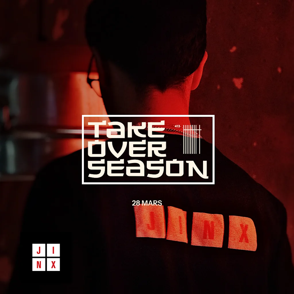 En person bakifrån bär en svart t-shirt med texten 'TAKE OVER SEASON 28 MARS' och 'JINX', i en livlig röd belyst miljö.