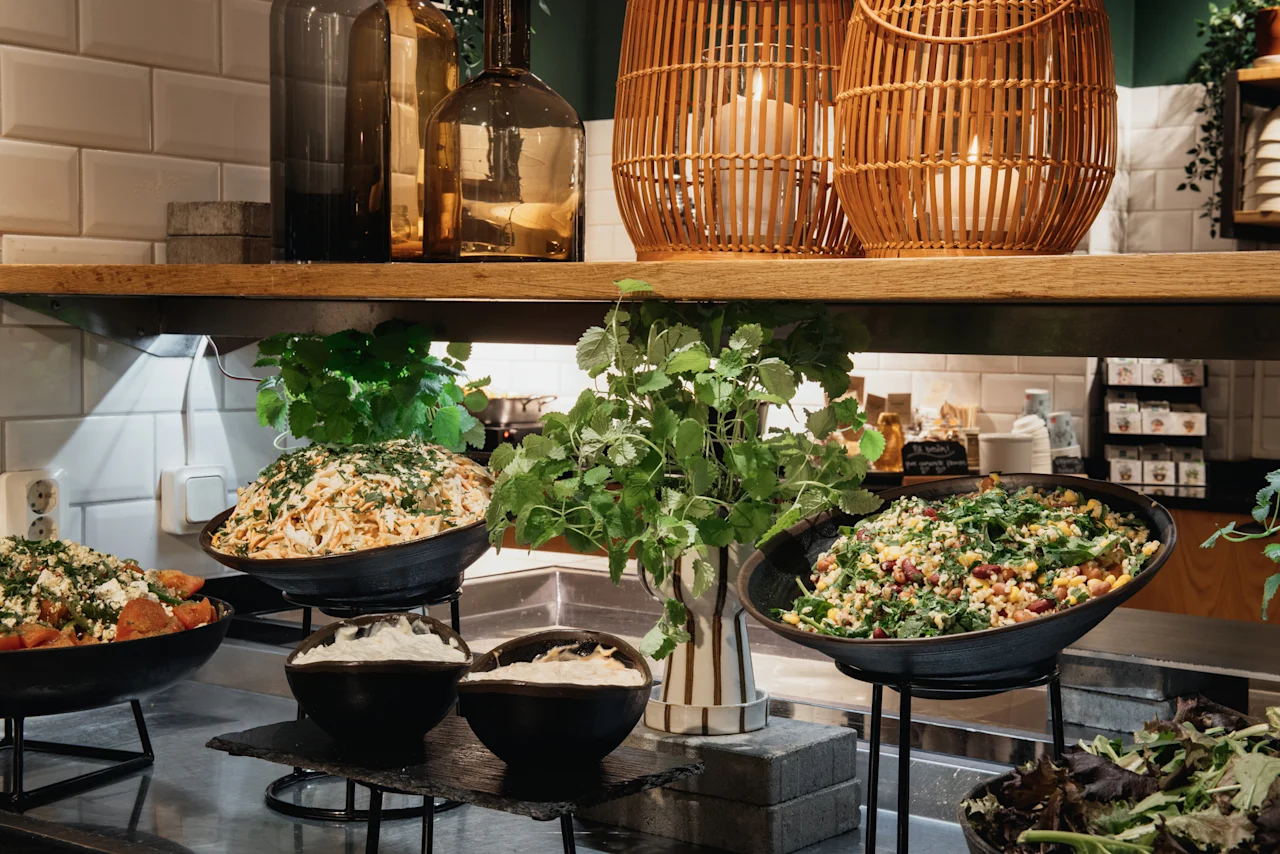 En livlig bufféutställning med fräscha sallader och garneringar, som skapar en inbjudande atmosfär på Home Hotel Grand, Helsingborg.