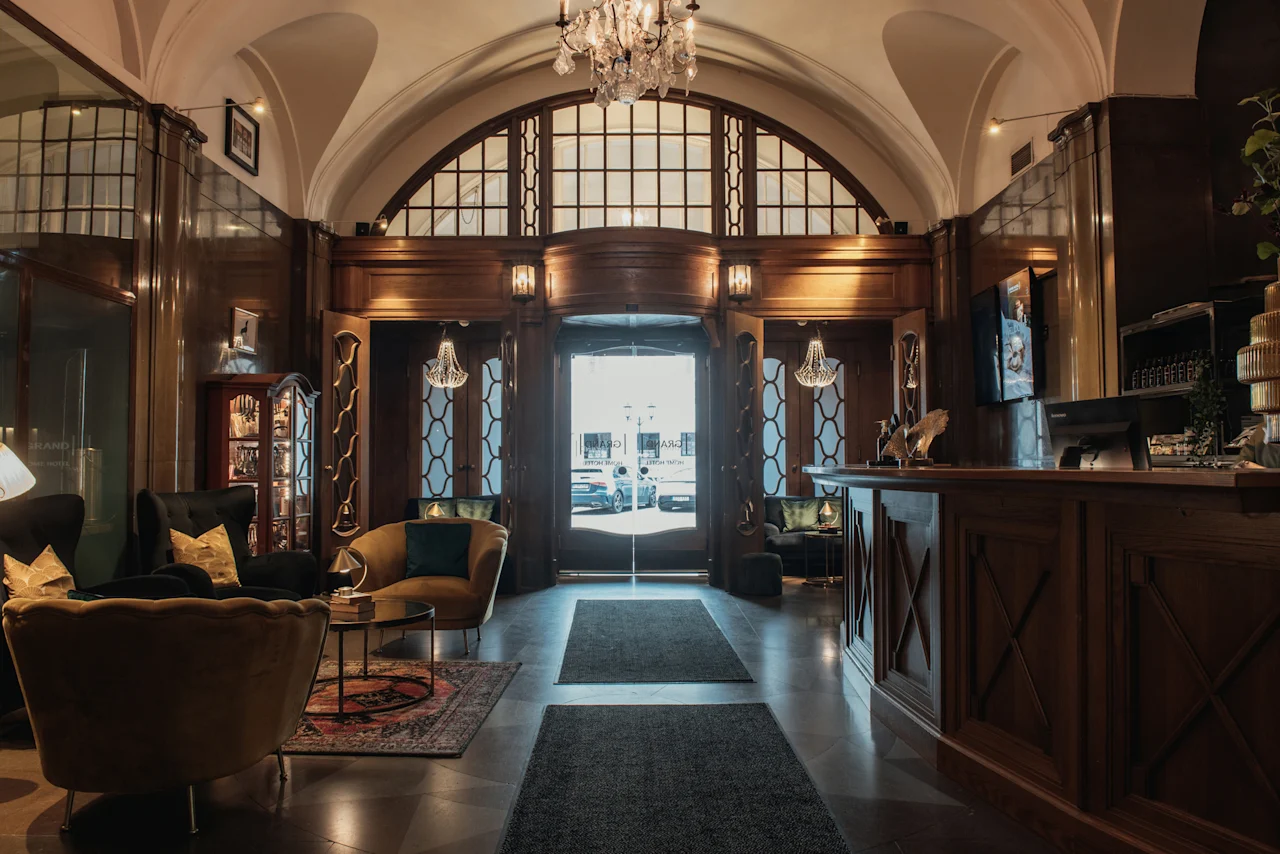 Elegant hotellobby med en storslagen entré, reception och bekväma sittplatser på Home Hotel Grand, Helsingborg.