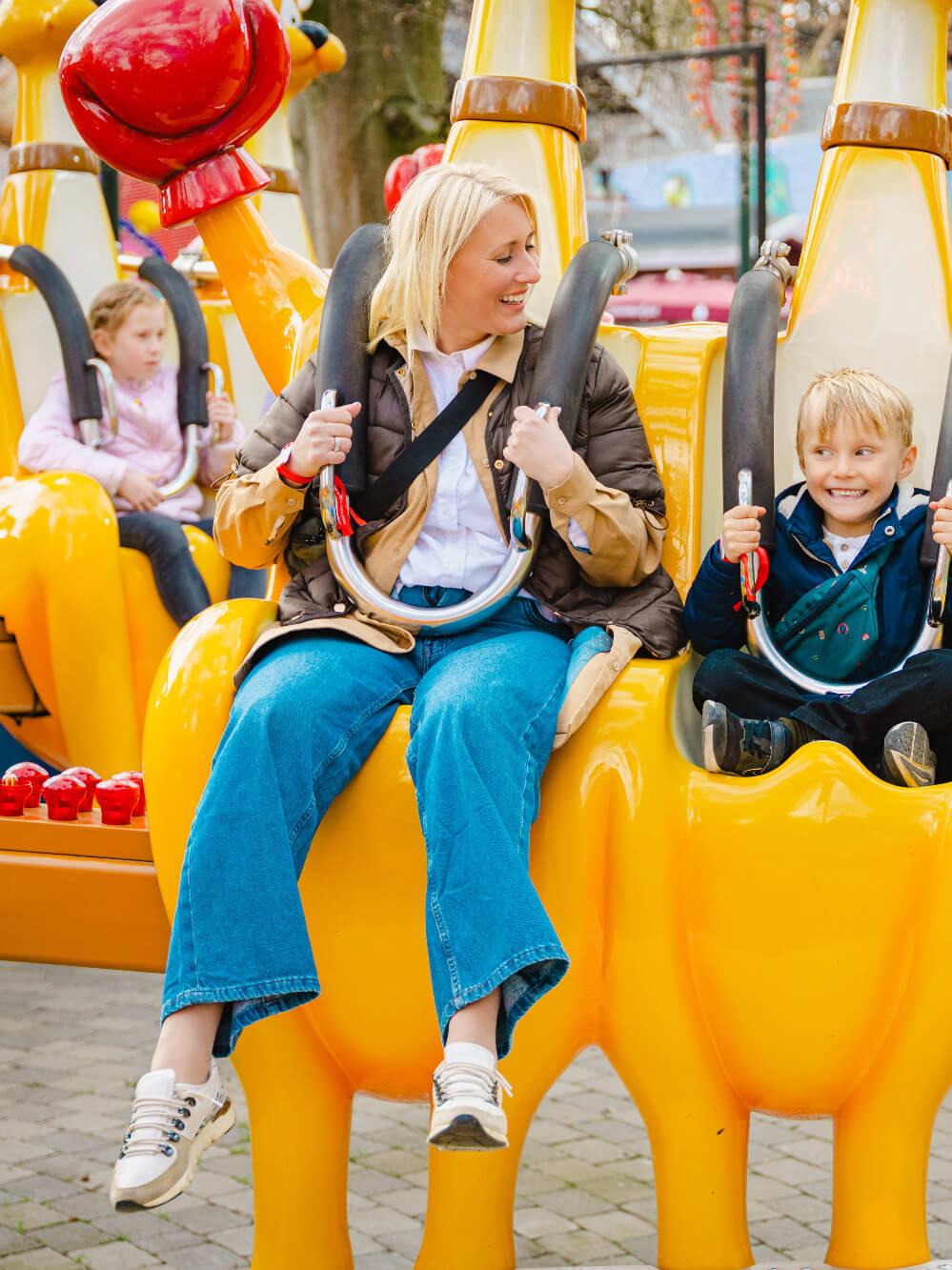 Mamma och son åker karusell på nöjespark Bakken i Köpenhamn.