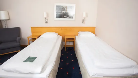 Standard twinrooms at Home Hotel Bryggeparken with nightstands.
