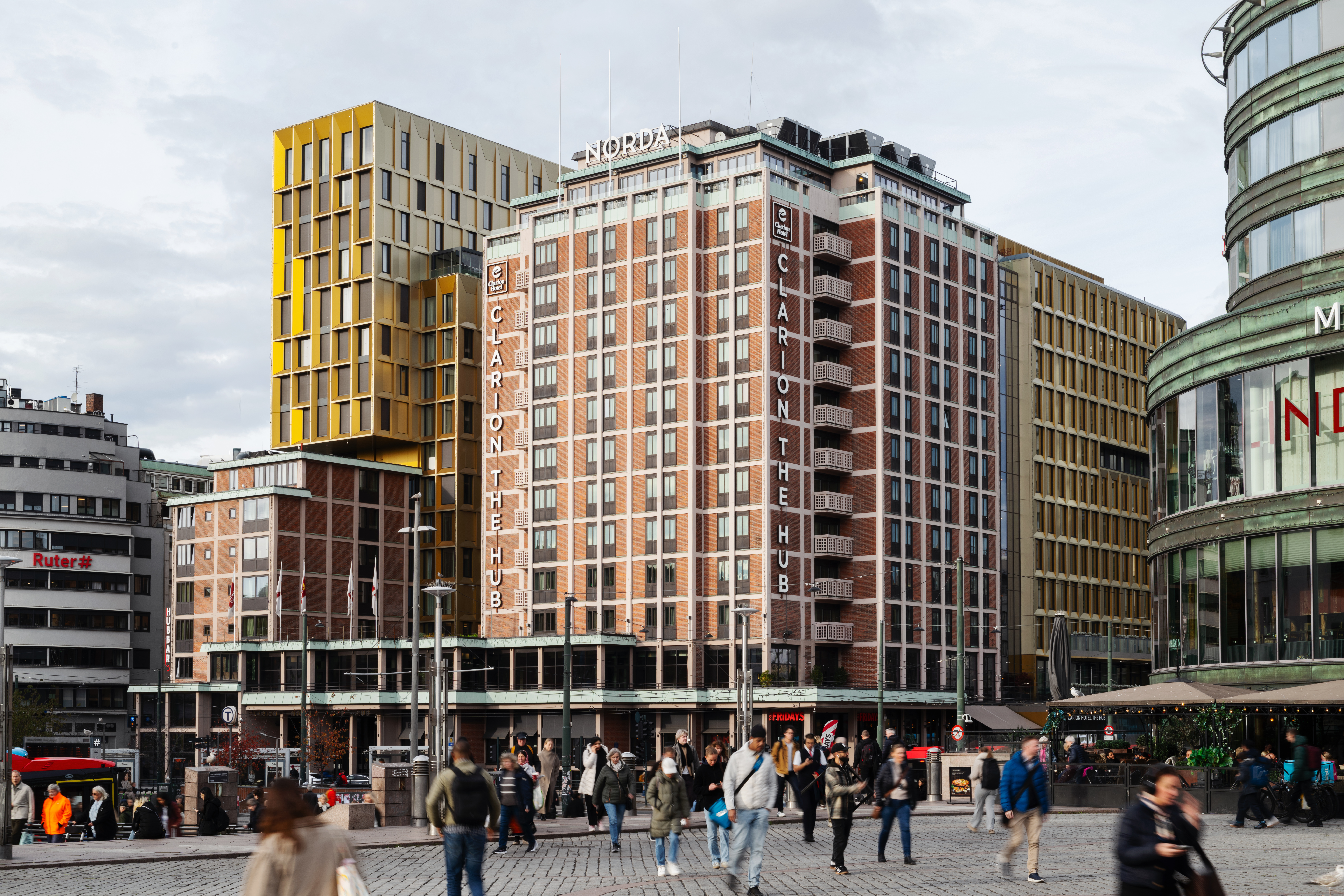Clarion Hotel The Hub in Stockholm Aussenansicht bei Tageslicht mit moderner Architektur