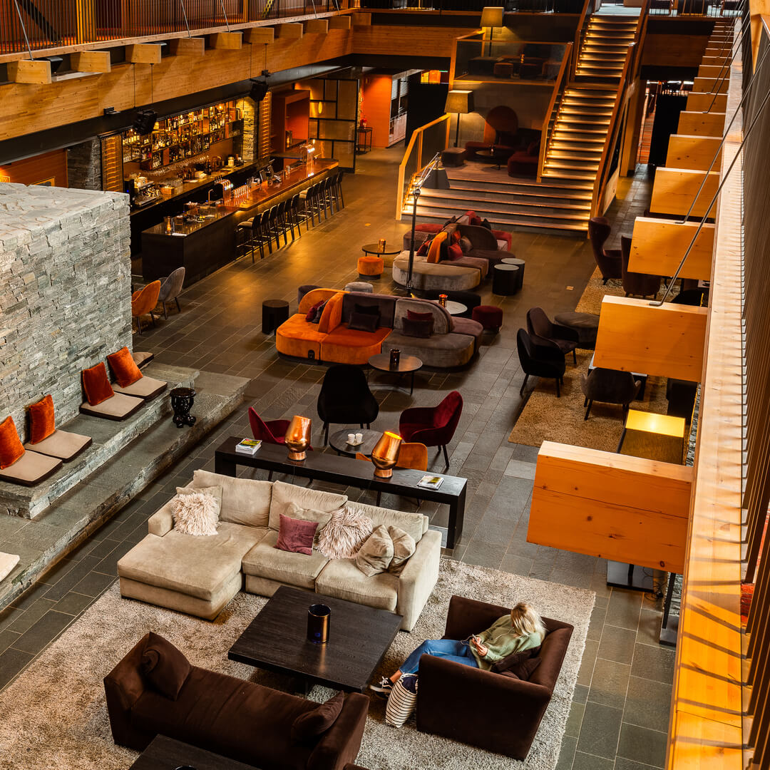 Fireside, a cosy lobby bar with comfortable chairs and sofas at Copperhill Mountain Lodge in Åre.