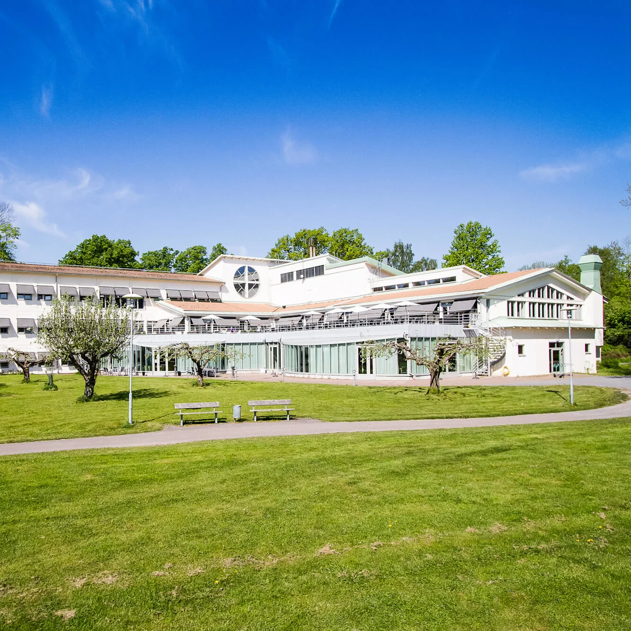 Facade at Aronsborg Konferenshotell during summertime, in Bålsta.