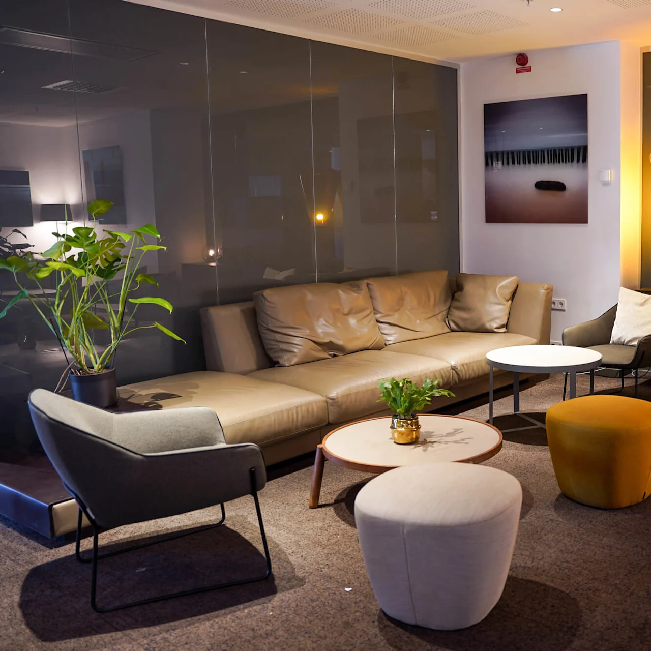 En koselig lounge med moderne møbler og varmt lys.