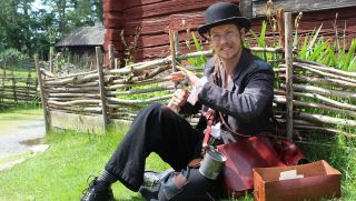 Playing on spoons at Torekällberget in Södertälje. Photo: Kristina Svidén