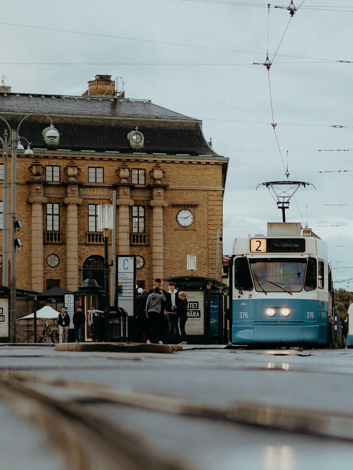 En blå spårvagn i Göteborg utanför Clarion Hotel Post.