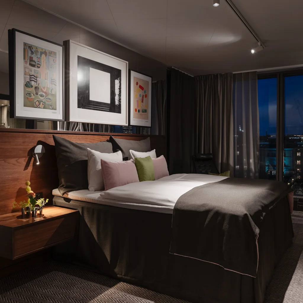 Clarion Hotel Sign - Stratum Suites by Bernadotte and Kylberg - Sviitti näköalalla Tukholmaan. Viihtyisä hotellihuone yöllä.