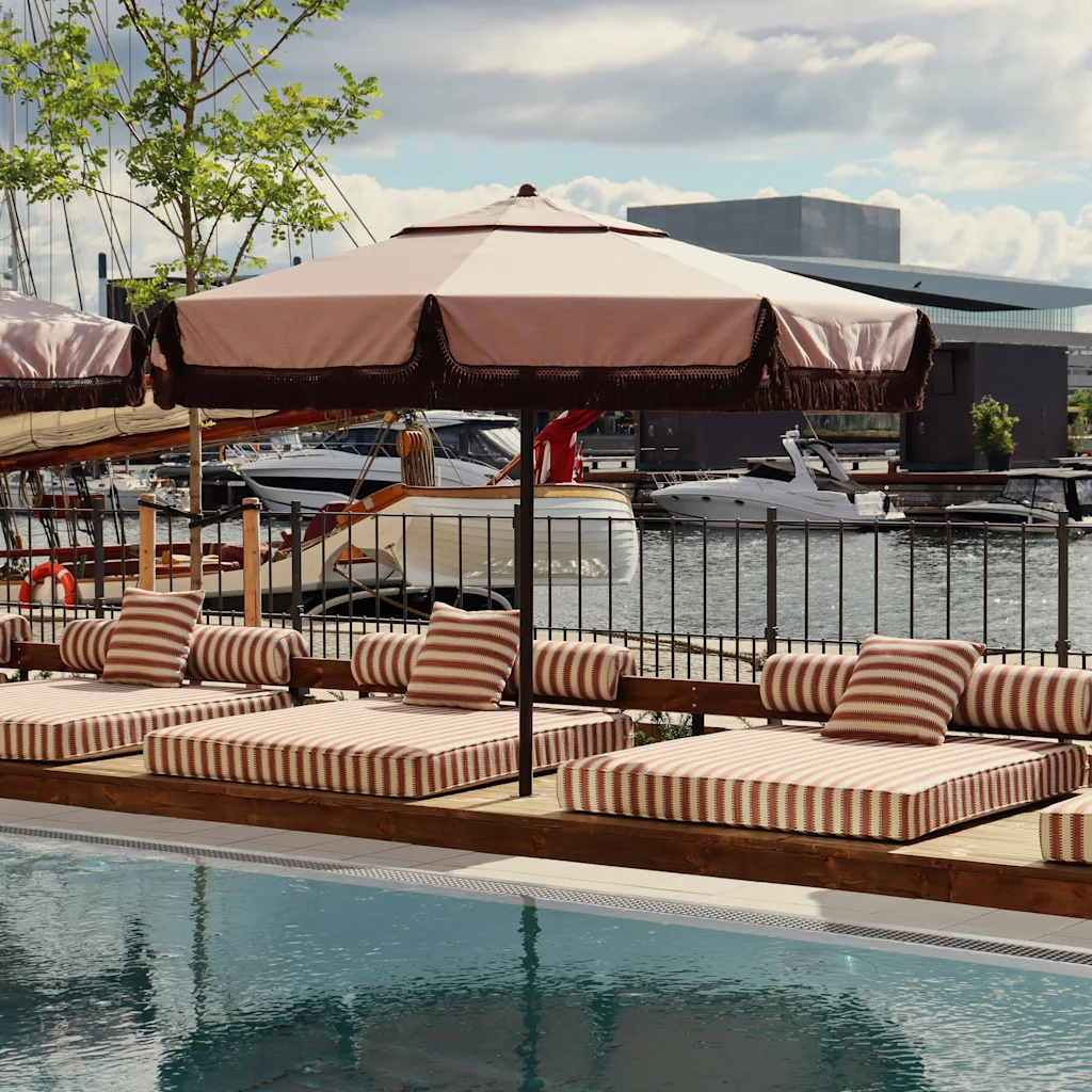 Udendørs pool med udsigt til Den Kongelige Opera i København ved Admiral Hotel, med liggestole og parasoller.