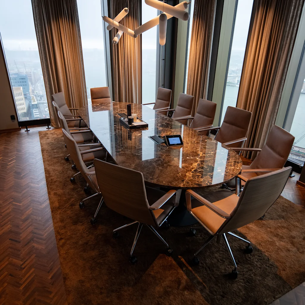 Bestyrelseslokale på Clarion Hotel Draken i Gøteborg. Et rummeligt mødelokale med stort bord, komfortable stole og udsigt over byen.