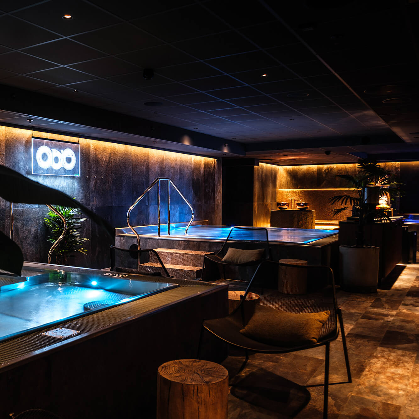 Et mørkt oplyst rum med varm bassiner i Obie Spa på Clarion Hotel Draken i Gøteborg, Sverige.