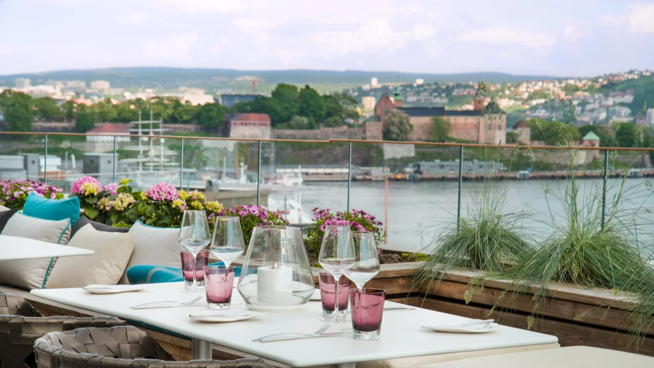 Utsikt från restaurang Thief Roof Bar & Grill i Oslo.