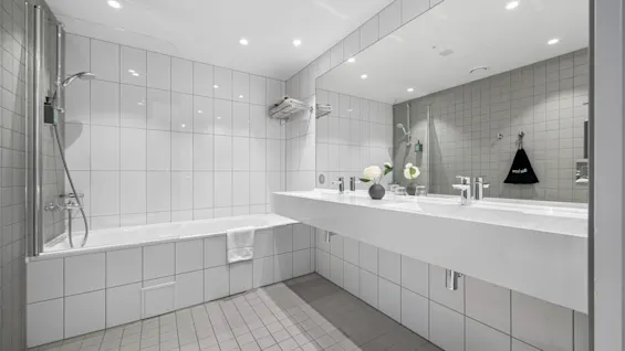 Et moderne, flislagt bad med badekar, dusj og dobbel servant. Deluxe rom på Comfort Hotel Porsgrunn.
