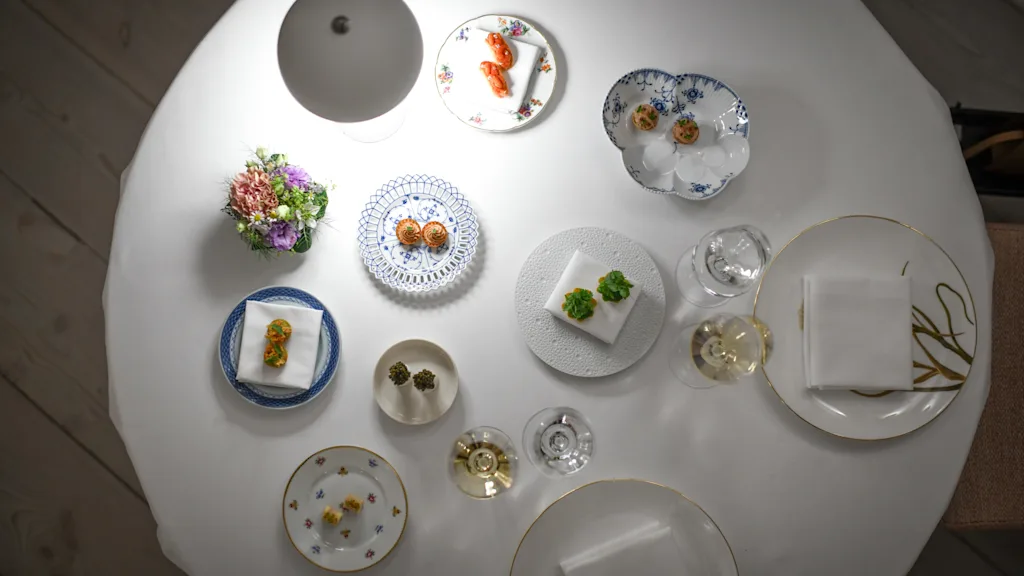 Bordopdækning på Kong Hans Kælder, en elegant restaurant i en intim, historisk og stemningsfuld kælder i København.