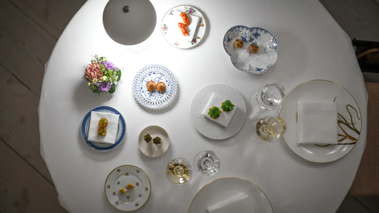 Borddukning på Kong Hans Kælder, en elegant restaurang i en intim, historisk och stämningsfull källare i Köpenhamn.