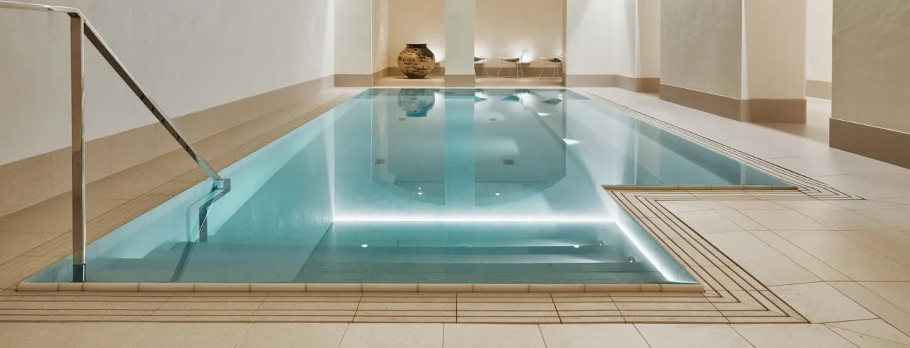 Inomhuspool på St George Care Spa i Helsingfors.