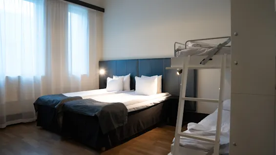 Viihtyisä hotellihuone Quality Hotel View -hotellissa, jossa kaksi sänkyä ja kerrossänky, täydellinen perheille tai ryhmille.