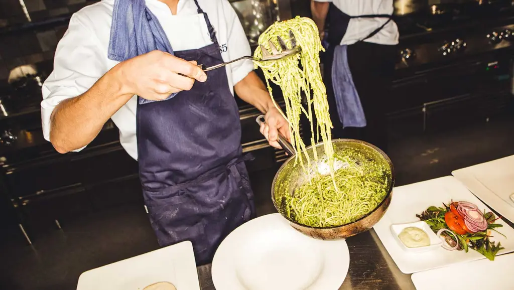 Kock som lagar pasta på restaurangen 1854 i Linköping