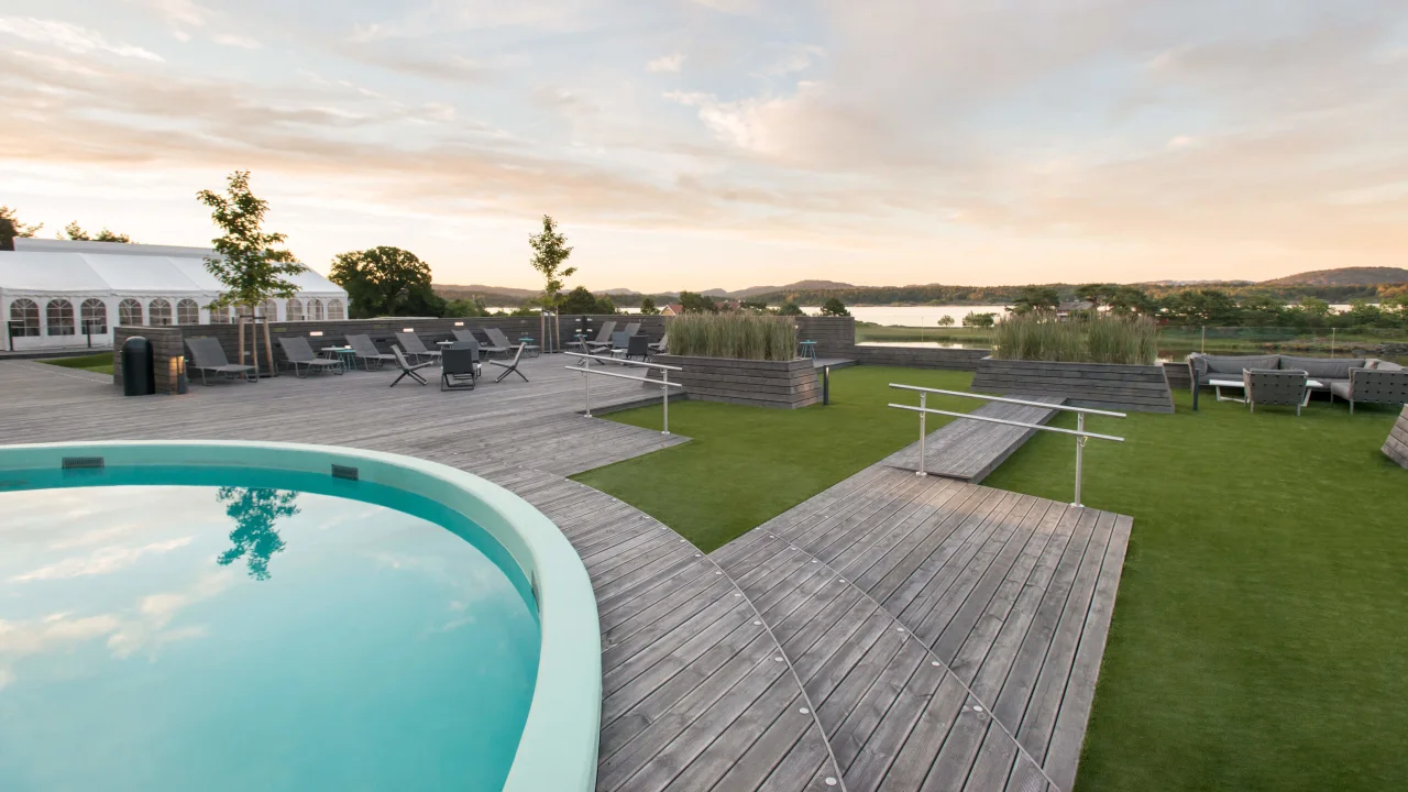 Terrace and outdoor pool with a view over Quality Hotel Skjærgarden
