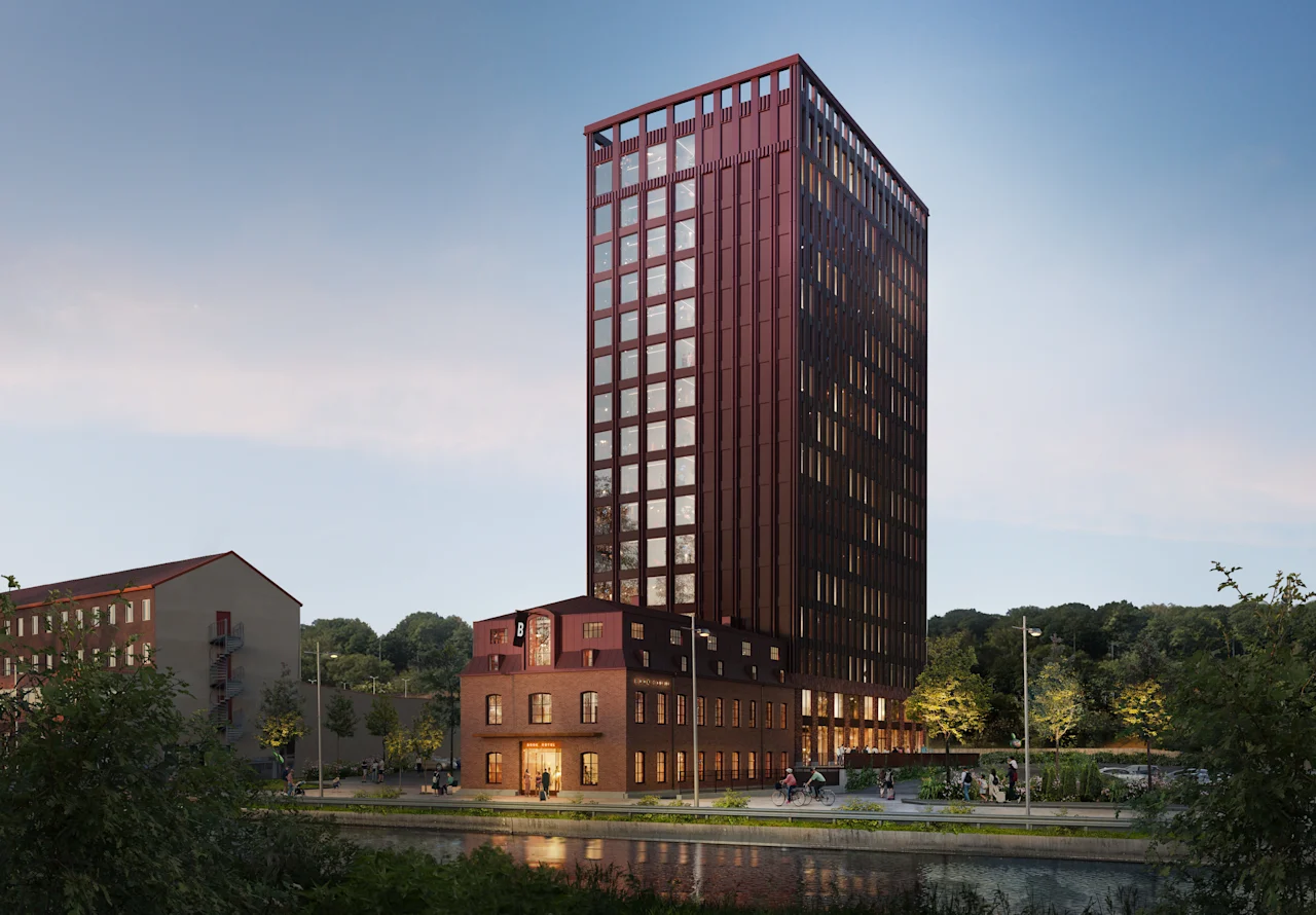 Quality Hotel The Book. En moderne høyblokk og historisk mursteinsbygning ved en elv, med folk som nyter utendørs.