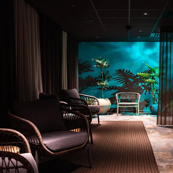 Avslappningsavdelning med sköna fåtöljer på Obie Spa på Clarion Hotel Draken i Göteborg, Sverige.