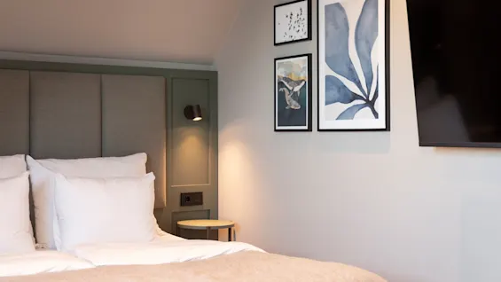 Home Hotel Atlantic - Junior Suite - Bed and art