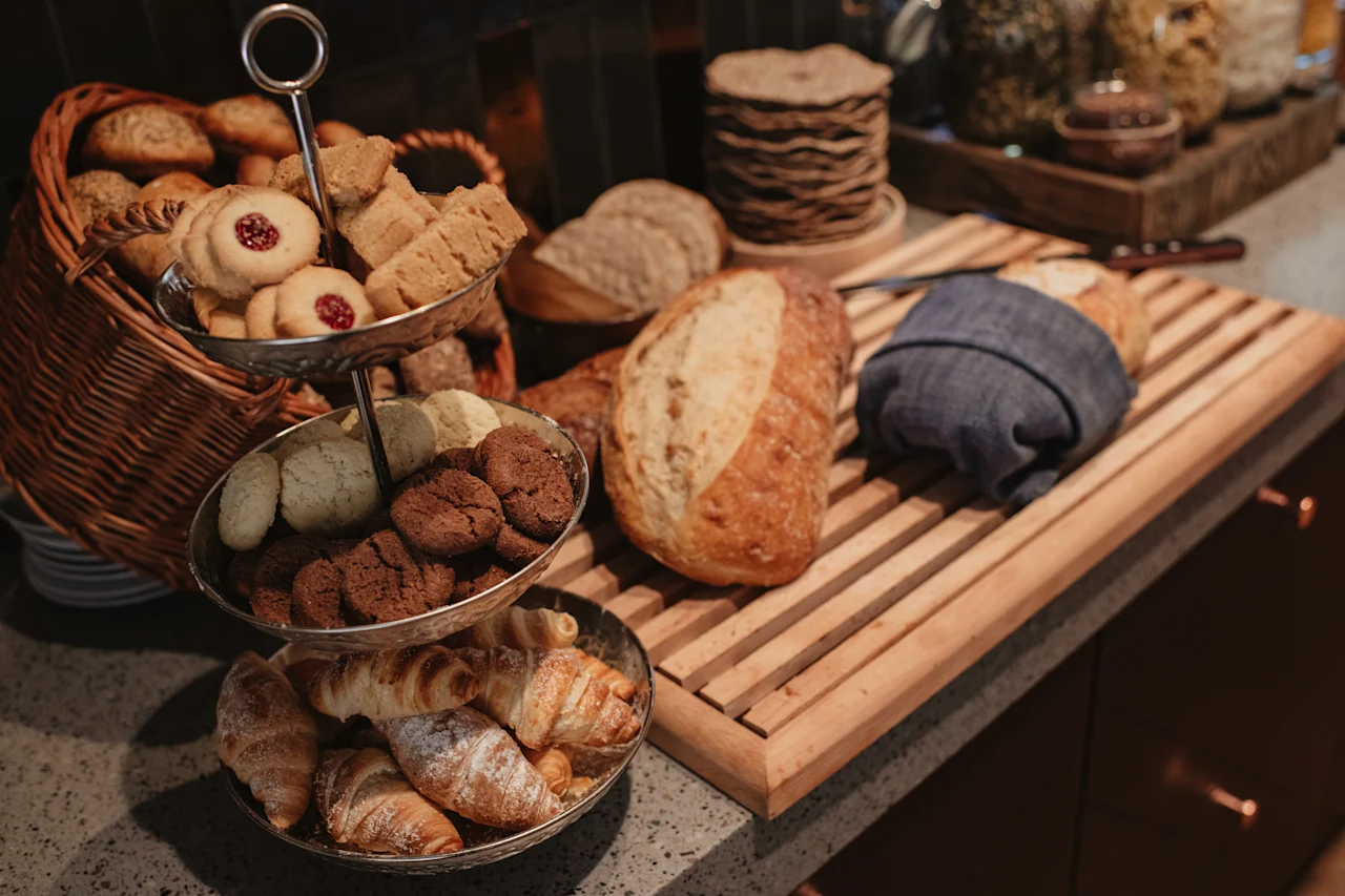 Et herlig utvalg av ferske bakevarer, inkludert kjeks, croissanter og brød, klare til å nytes.