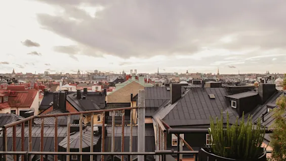 Tagudsigt over en by med mange bygninger under en skyet himmel, med Home Hotel Wellington.