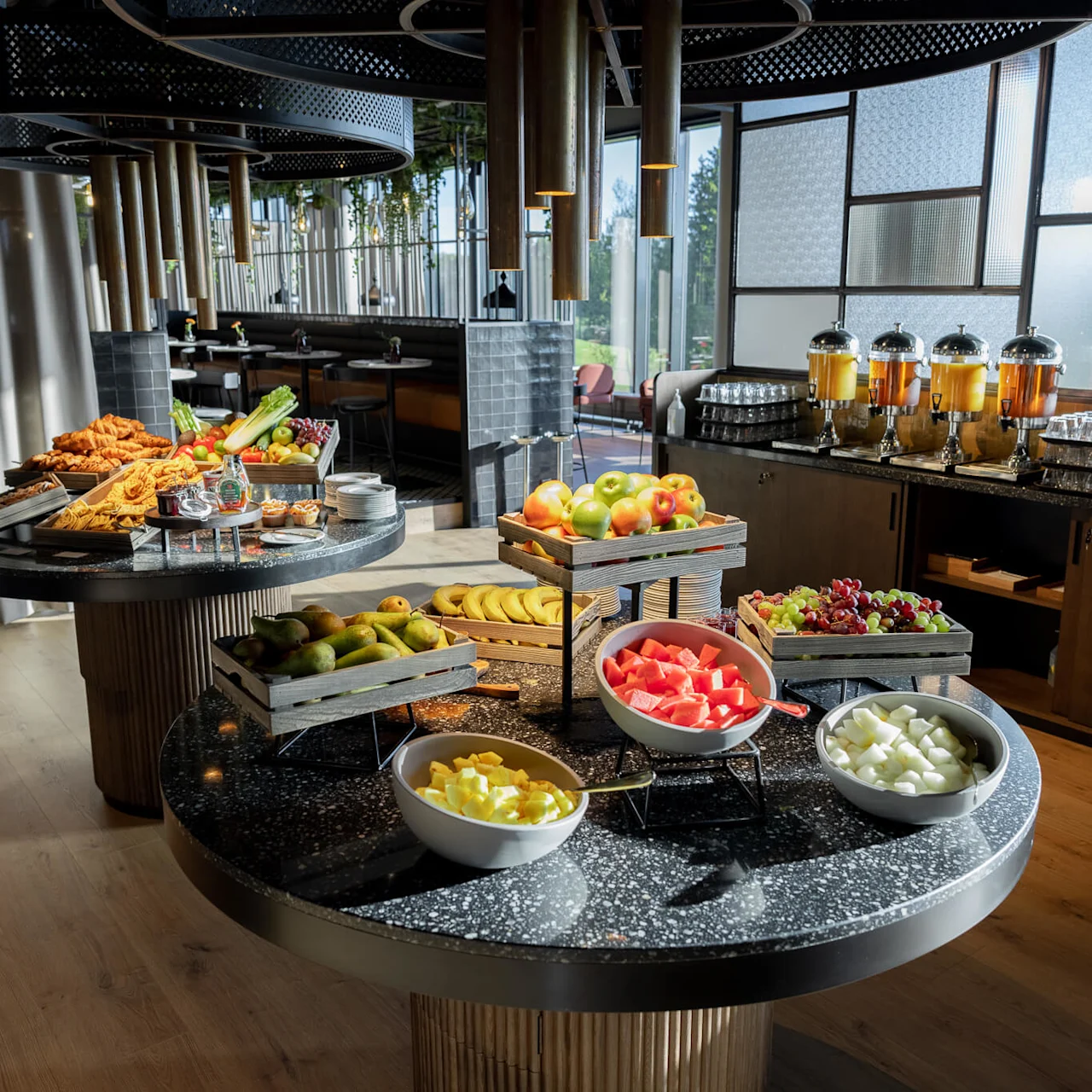 En frukostbuffé med ett urval av frukt och drycker i en modern matsal på Lily Country Club i norska Klöfta.