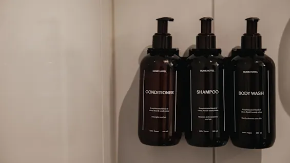 Skäm bort dig själv! Tre eleganta flaskor med balsam, schampo och duschtvål är snyggt arrangerade för din uppfriskande vistelse.