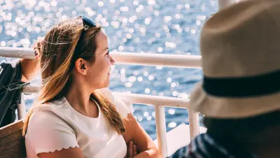 Nuori nainen veneessä länsirannikolla katselemassa veden yli