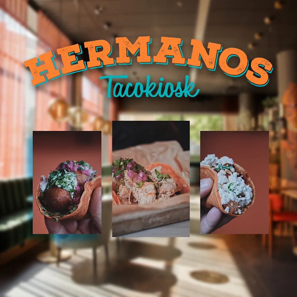 Tre händer håller olika läckra tacos, med texten 'Tacokiosk' och en suddig restauranginteriör i bakgrunden.