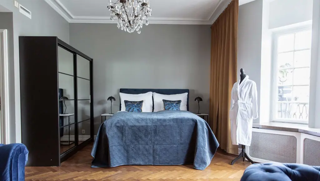 Ett vackert och lyxigt sovrum med dubbelsäng på Clarion Grand Hotel Helsingborg