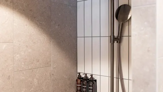 En modern dusch på Home Hotel Tapto med regndusch, handdusch och väggmonterade flaskor märkta CONDITIONER, BODY WASH, SHAMPOO.