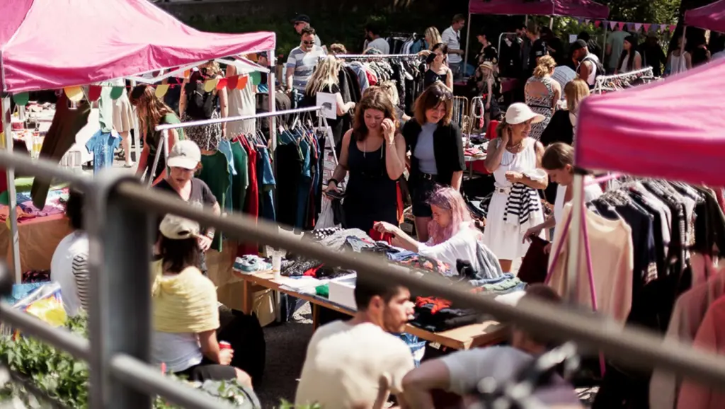 Hornstulls marknad med second hand-shopping på Södermalm i Stockholm.