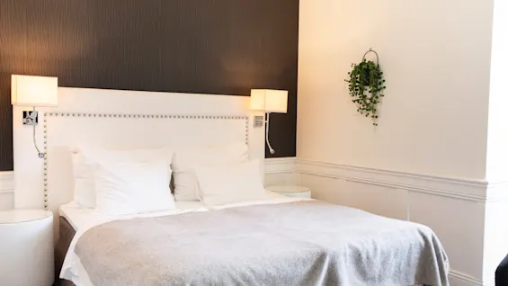 Home Hotel Atlantic - Standard double - Bed and lamps