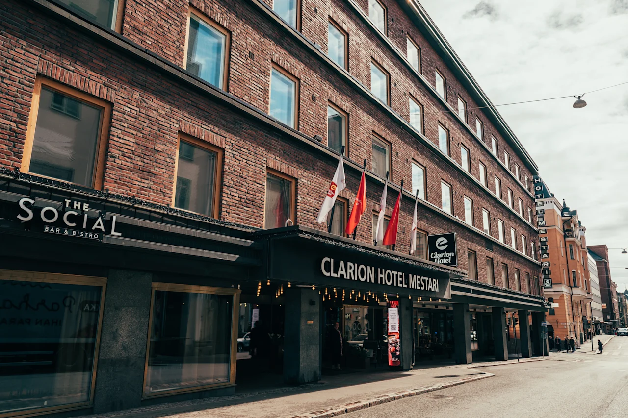 Tiilirakennus kutsuvalla hotellin sisäänkäynnillä, jossa on kyltti "THE SOCIAL BAR & BISTRO".
