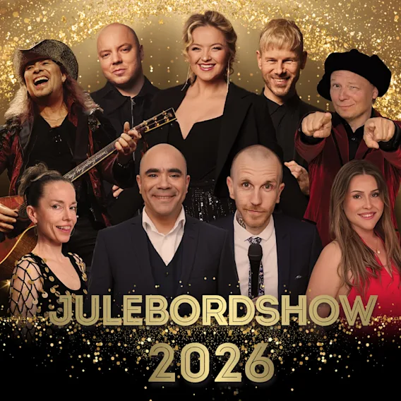 En gruppe artister, noen med instrumenter, som smiler og poserer mot en festlig, glitrende bakgrunn. JULEBORDSHOW 2026.