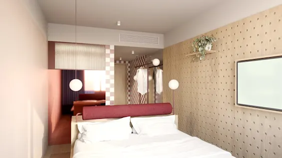 En seng med hvitt sengetøy er sentrert i et moderne rom. En plante på en perforert beige vegg, et speil og rutete fliser forbedrer det minimalistiske designet.