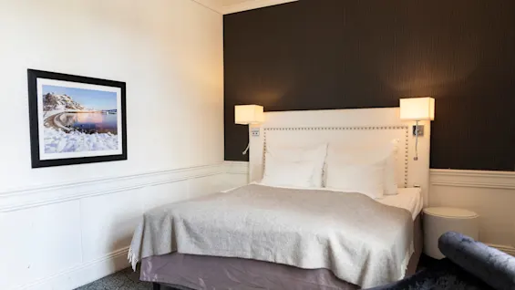 Home Hotel Atlantic - Standard double - Bed and art