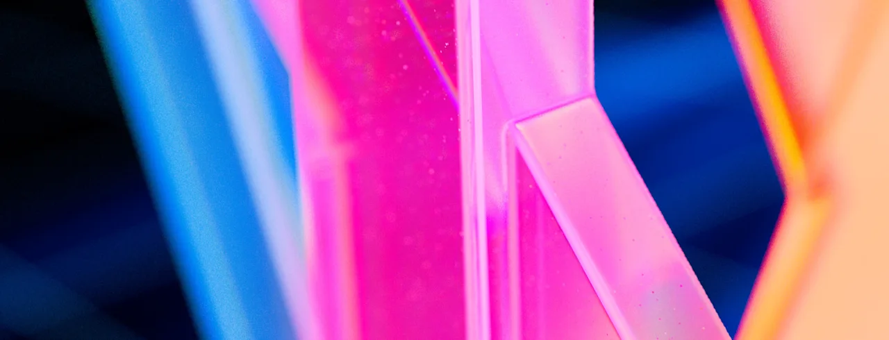 Färgglada abstrakta former i rosa, blått och orange, som framkallar energin från Melodifestivalen.