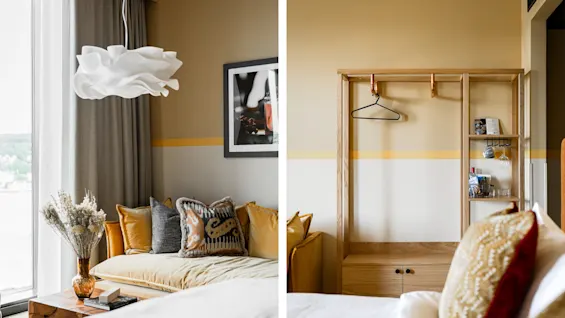 Et stilfuldt hotelværelse på Hernö Gin Hotel, med en hyggelig daybed med puder og en moderne åben garderobe.