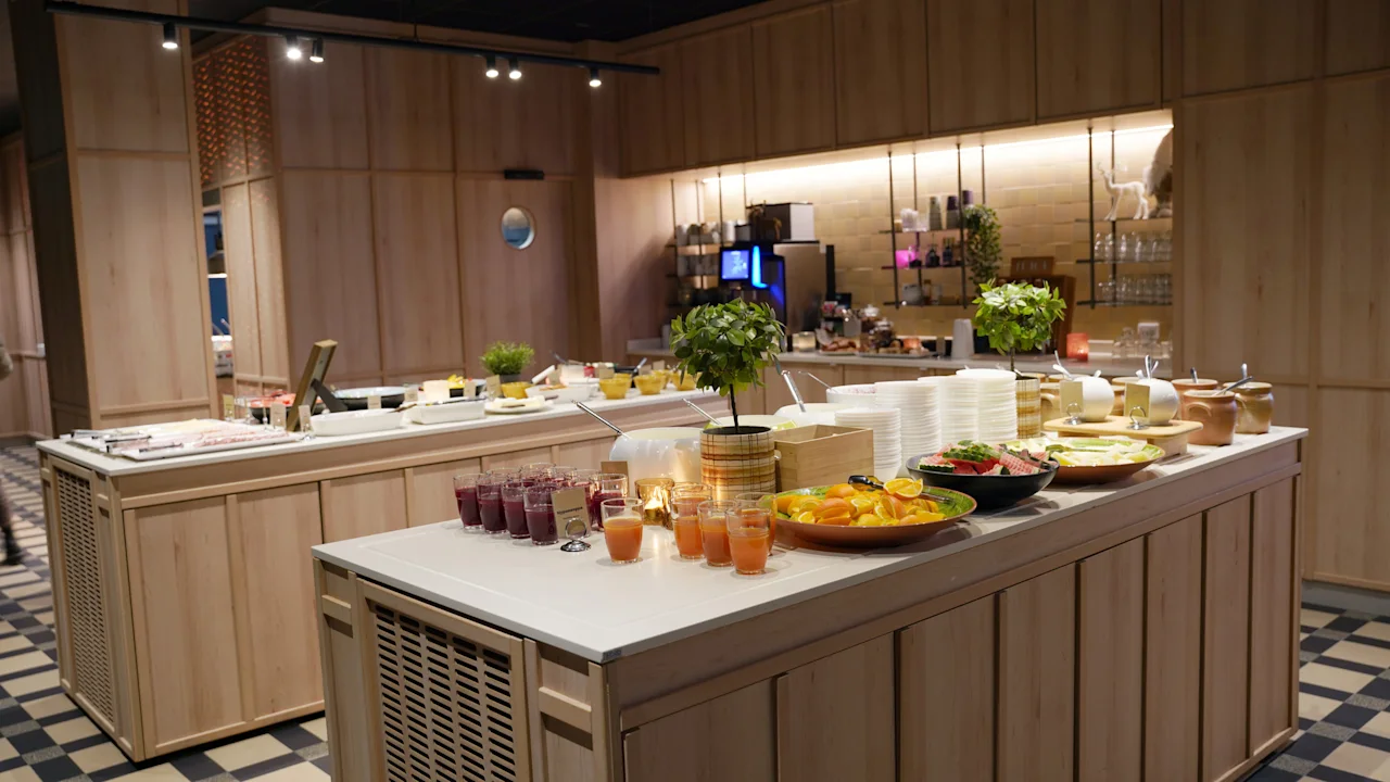 Eloisa aamiaisbuffet Quality Hotel Sundsvallissa, tarjolla erilaisia tuoremehuja, hedelmiä ja herkullisia ruokia.