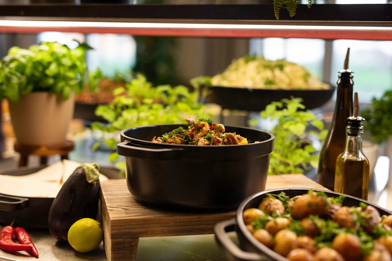 En livlig buffé på Home Hotel Tapto i Stockholm, med färska råvaror och tillagade rätter.