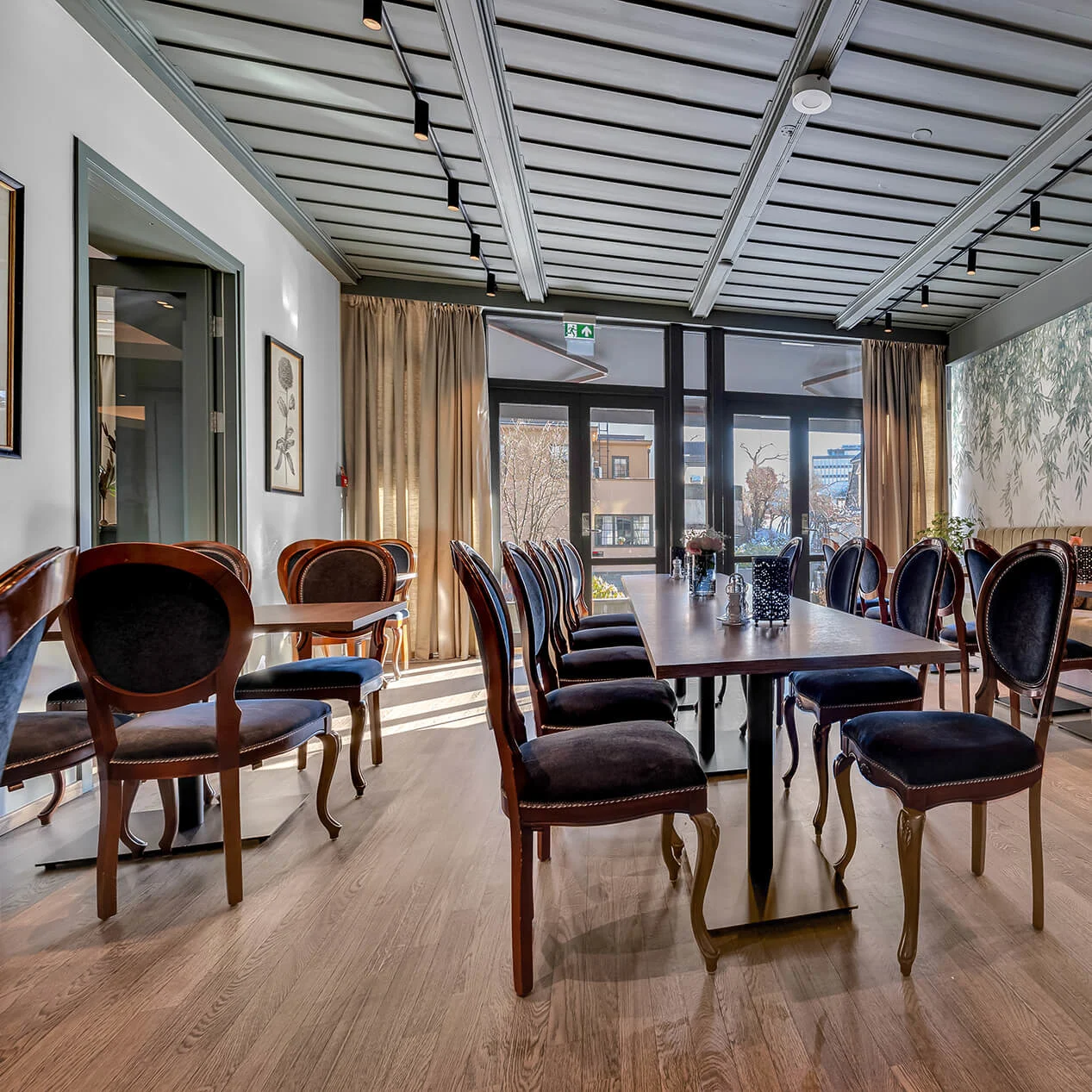 Restaurant Havnestuen at Home Hotel Gabelshus, chairs and tables.