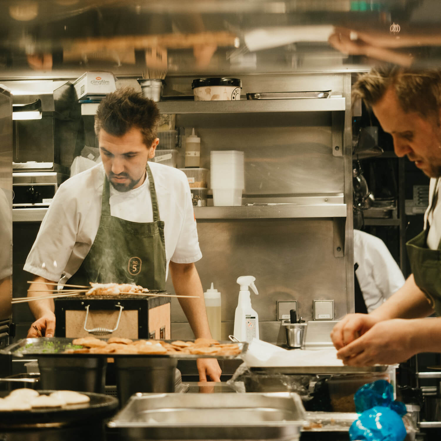 Kockar i köket på restaurang Apotekergata No. 5.