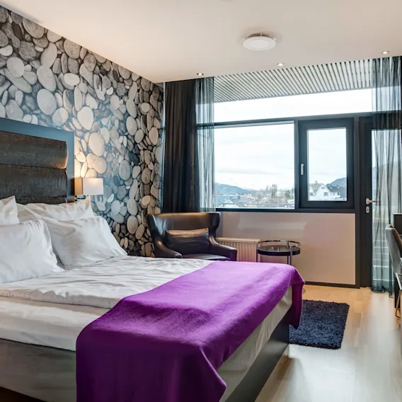 Et Superior dobbeltrom med dobbeltseng og balkong på Quality Hotel™ Ulstein i Ulsteinvik, Norge