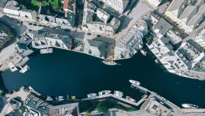Overblikk over en by, fra en drone