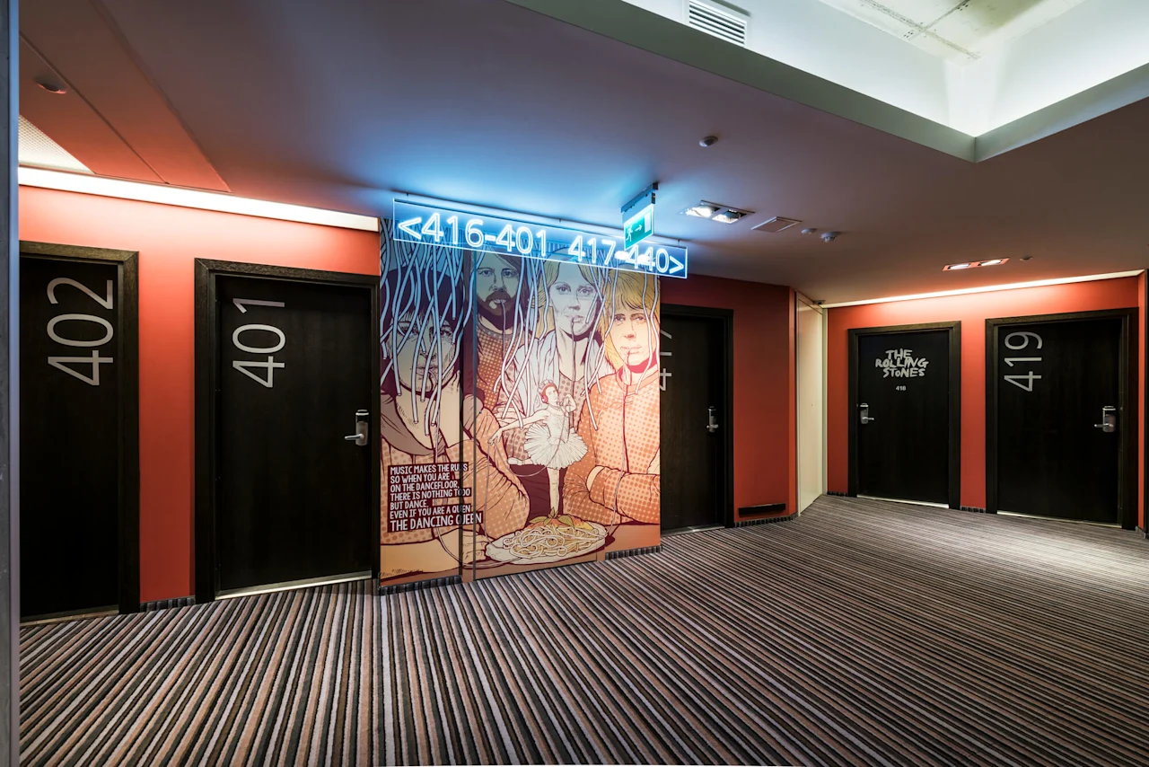 Doors numbered 402, 401, and 419 line the hallway. A mural depicts people and text: “Music makes the rules... THE DANCING QUEEN.” Neon sign overhead displays "<416-401, 417-420>."