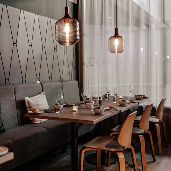 Ett vackert dukat matbord i en modern restaurang på Quality Hotel Arlanda XPO, redo för gäster att njuta av en måltid.